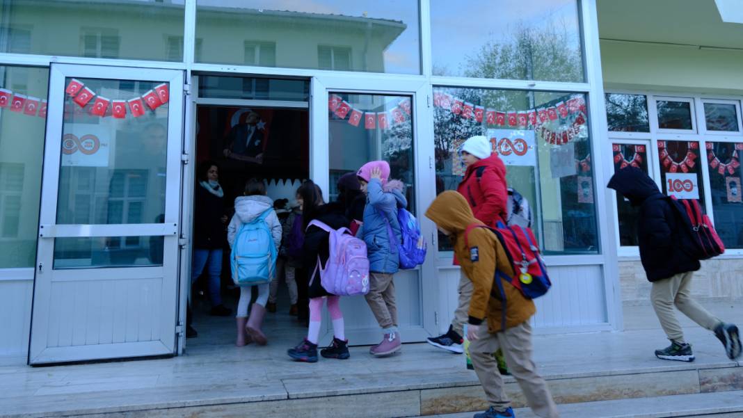 Öğrenciler 9 günlük tatilin ardından ders başı yapıyor! İlk ders zili bugün çaldı 3